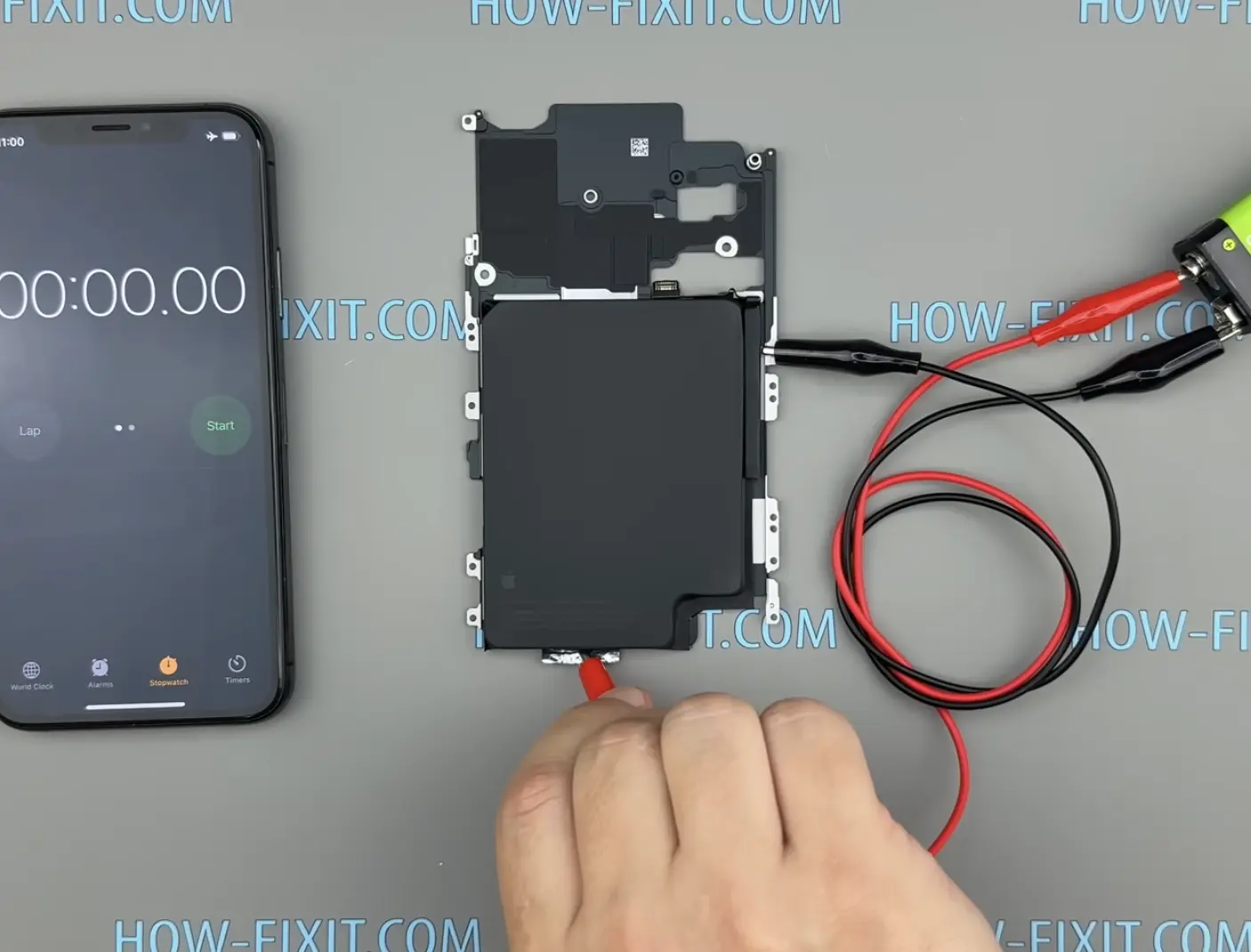 iPhone 17 batterij losmaken met 9V batterij methode