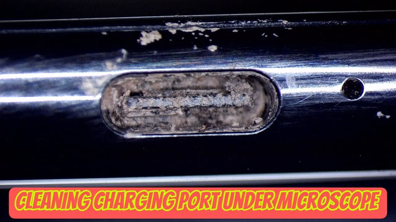 een oplaadpoort vol stof die moet worden schoongemaakt